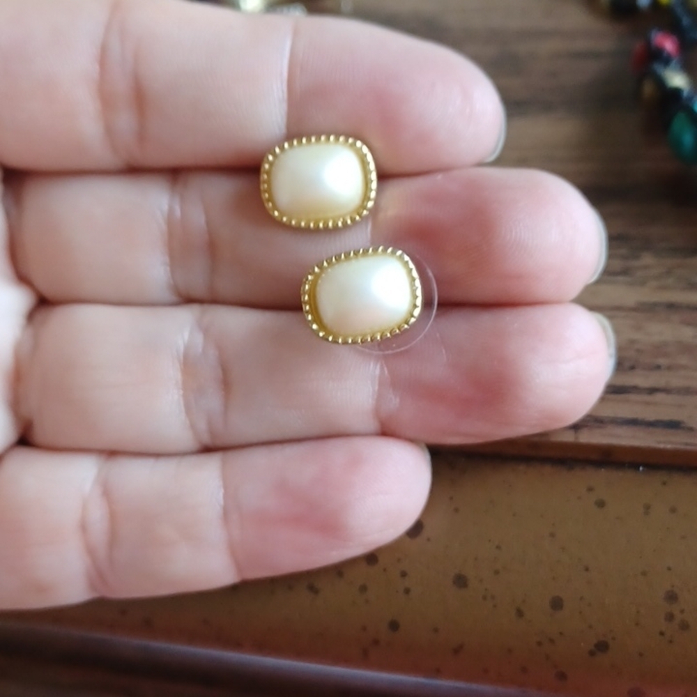 RICHELIEU PEARL EARRINGS  VINTAGE EXCELLENT CONDITION